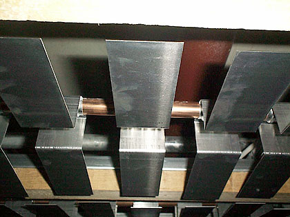 janssen deckenheizung - seitenansicht der aufgesteckten aluminium-waermeverteiler