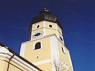 Aussenansicht der Katholischen Pfarrkirche St. Peter und Paul in Schierling